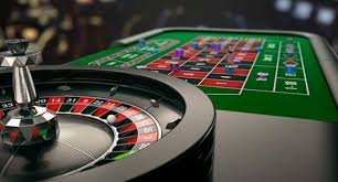 Dealer membagikan kartu kepada pemain dalam putaran bandar poker Dealer sedang membagikan kartu dalam permainan bandar poker di warga 777